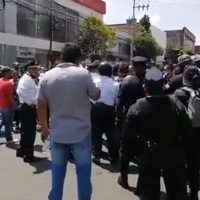 Policías y comerciantes se enfrentan en Toluca por cierre de comercios por covid-19