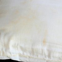 Con solo 3 ingredientes: el truco infalible para decirle adiós a las manchas amarillas en las almohadas