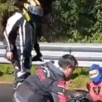 "¡Dana, no te duermas!", suplica un motociclista a una víctima del accidente en Tres Marías (Video)