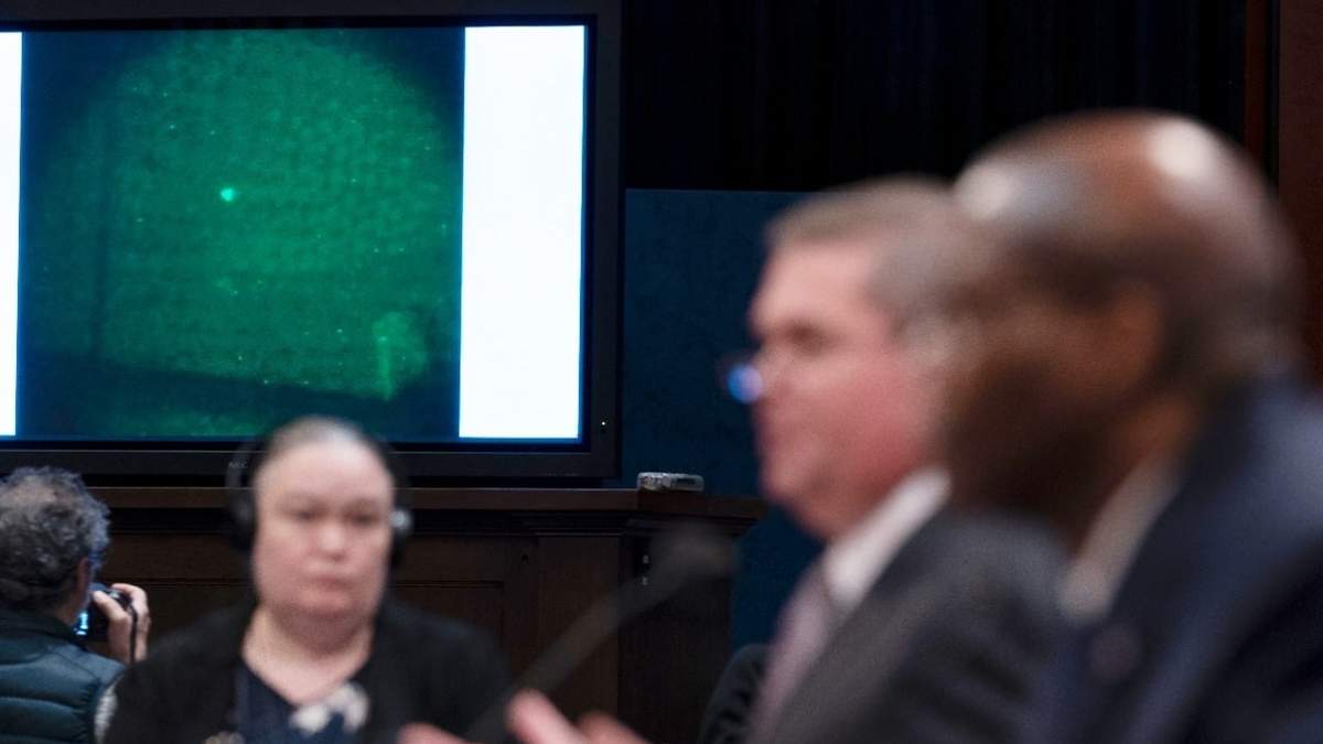 Ronald Moultrie y Scott Bray muestran en la pantalla un objeto volador no identificado, durante la audiencia en el Congreso de EU