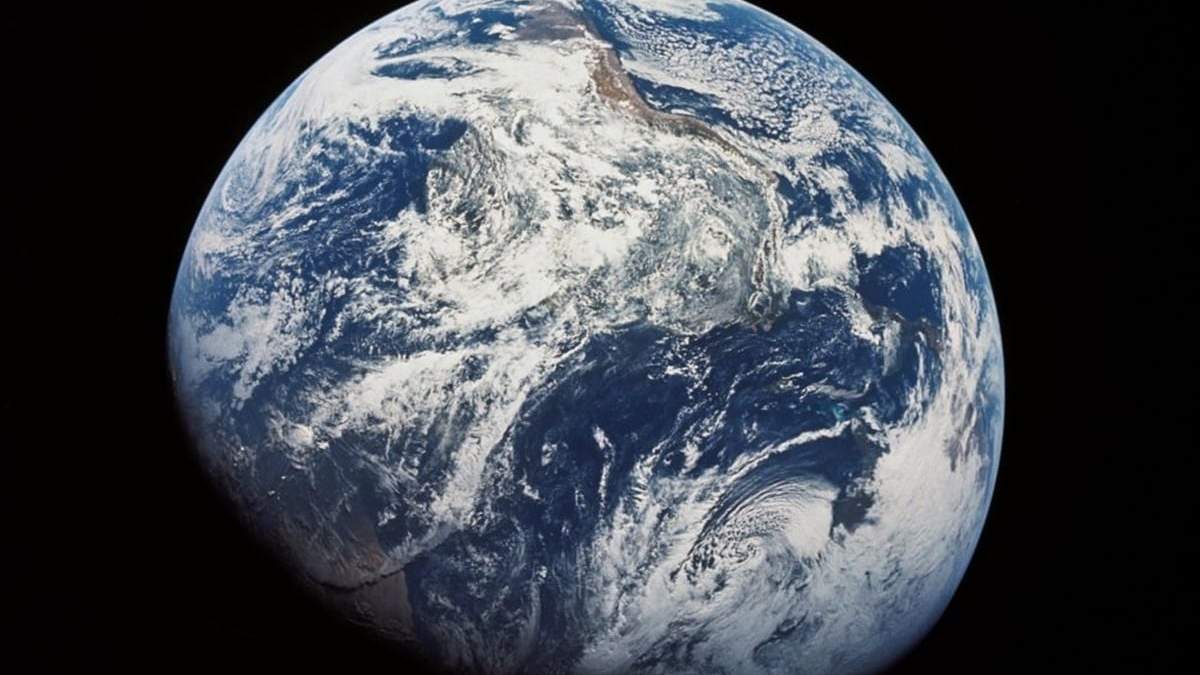 La tierra perdió simetría y se oscureció.