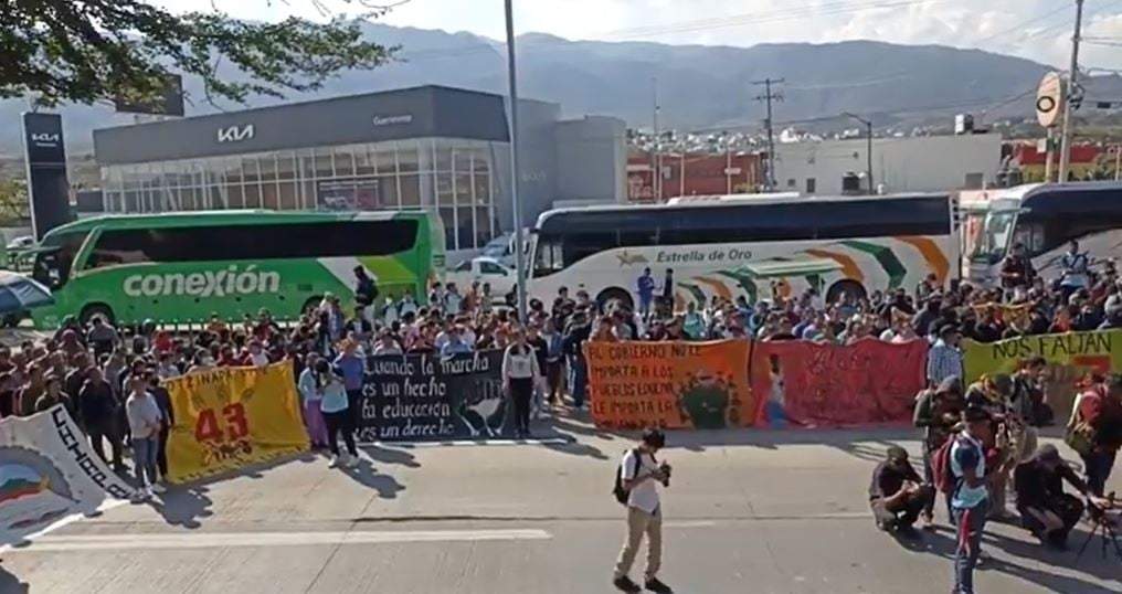 Estudiantes y activistas bloquean la Autopista del Sol por el asesinato de dos compañeros normalistas de Ayotzinapa en 2011
