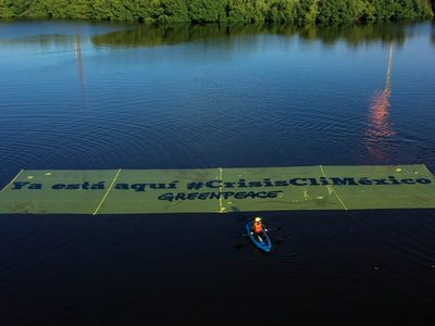 Greenpeace protesta frente a refinería Dos Bocas, megaproyecto emblema de AMLO