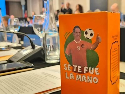 Scioli presentó su marca de yerba mate con un curioso slogan: “Se te fue la mano”