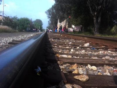 Normalistas de Michoacán bloquean vías del tren y retienen vehículos para exigir plazas