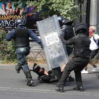 Detienen a dos policías de la CDMX tras golpiza a manifestante