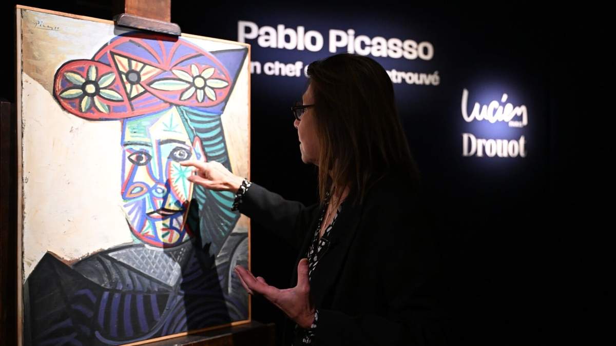 La experta en arte Agnes Sevestre-Barbe señala un cuadro de Picasso redescubierto, "Busto de mujer con sombrero floreado", el miércoles 22 de octubre de 2025 en París. El retrato, creado en 1943 y subastado el viernes en París, fue adquirido en 1944 y muestra a su pareja, Dora Maar