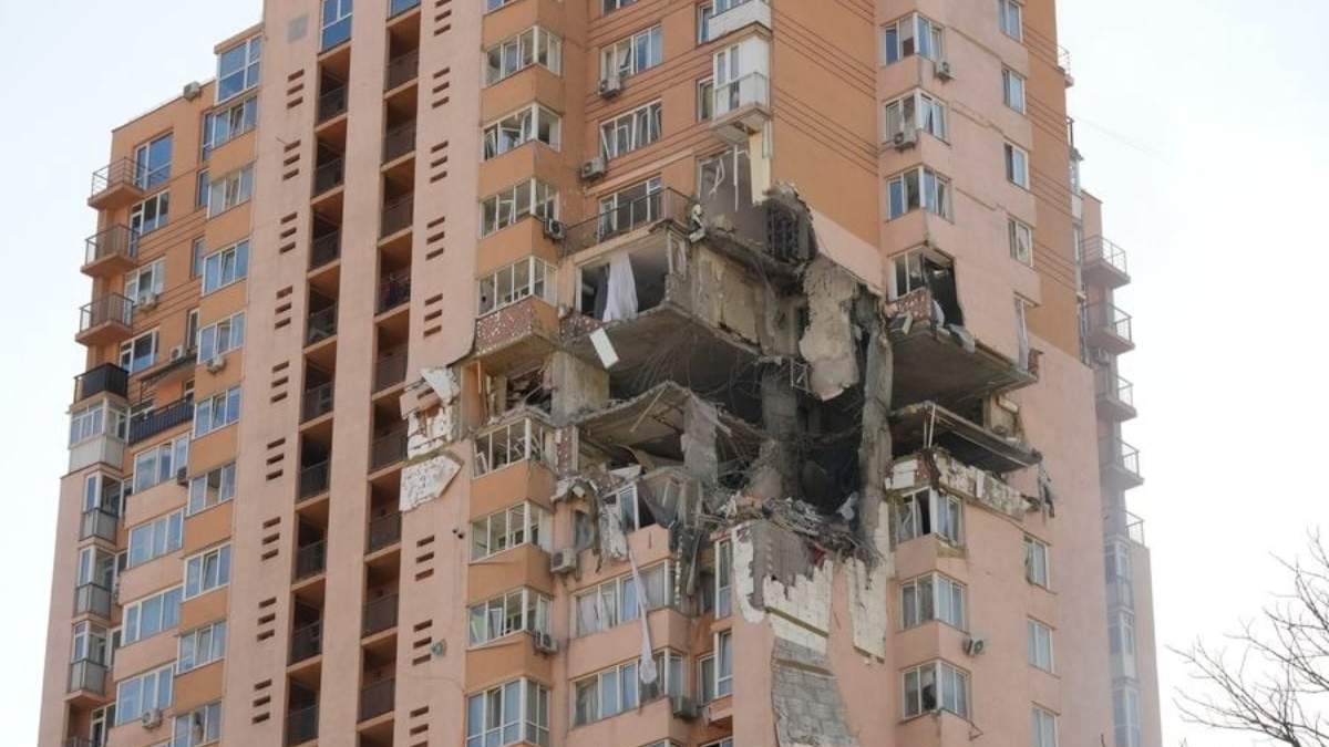 Un misil alcanzó un edificio a las afueras de Kiev
