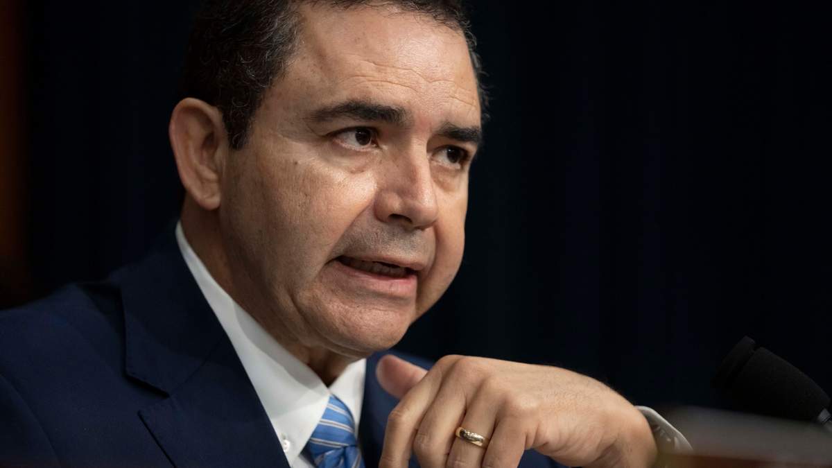 El representante demócrata por Texas Henry Cuellar en el Congreso en Washington el 10 de abril del 2024