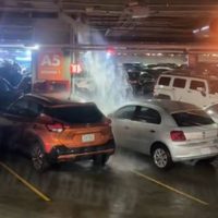 Cae cascada de agua sobre vehículos en Plaza Miyana Polanco (Video)