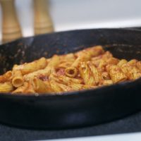 Pasta en sartén: resolvé la cena en 10 minutos con esta receta que es una bomba e ideal para las noches de verano