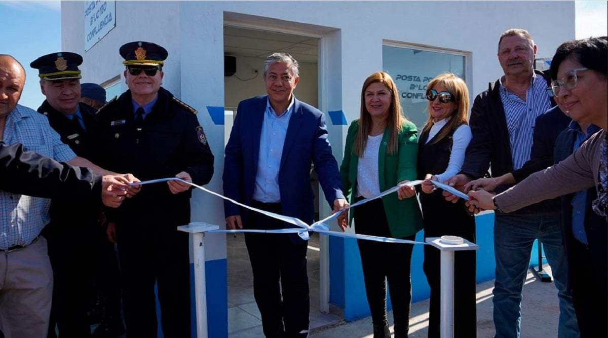 Funcionarios provinciales y locales durante el corte de cinta de la nueva posta policial en Plottier. Fuente: (Gobierno de la Provincia)