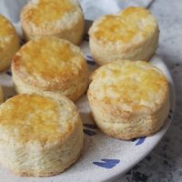 Scones de limón con frutos rojos: irresistibles y fáciles de hacer para la hora de la merienda