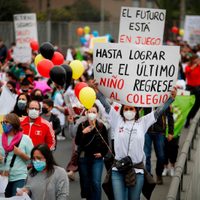Cientos de padres en Perú reclaman el regreso inmediato de las clases presenciales