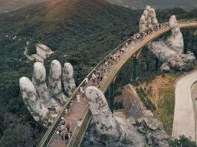 El increíble puente sostenido por "dos manos"
