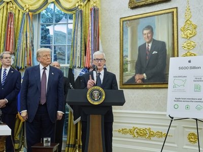 Trump anuncia que Apple invertirá otros 100 mil millones en manufactura en EU