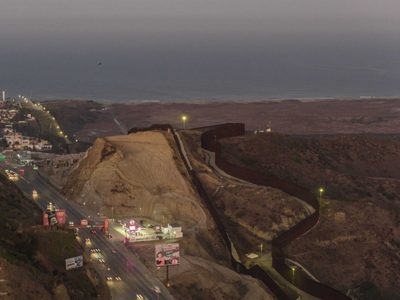 Gobierno de EU reporta baja de casi 90% en intentos de cruce fronterizo de migrantes indocumentados