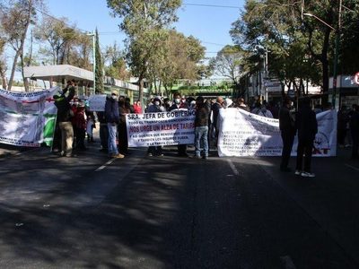 Médicos privados bloquean calles en la CDMX para exigir vacuna anticovid