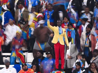Aficionado rinde tributo a Lumumba, héroe de la independencia del Congo, durante la Copa Africana