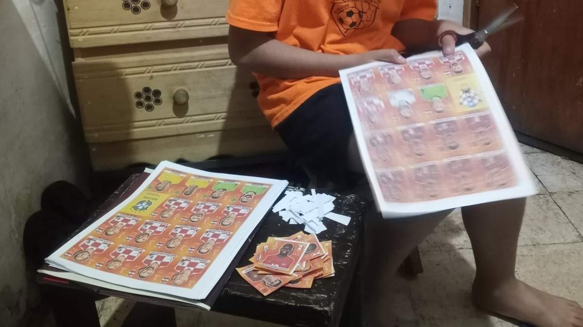 Timmy corta las imágenes para su álbum Panini del Mundial de Qatar