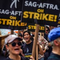 La huelga de actores y guionistas de EU recibe muestras de apoyo en Hollywood y en Manhattan