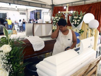 Ecuador: Velan a muertos tras terremoto que dejó destrucción