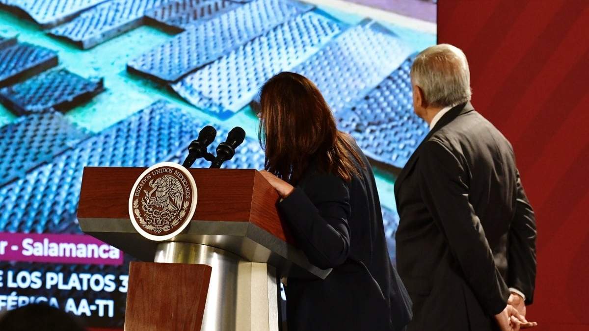 Rocío Nahle, titular de la Sener, y el presidente López Obrador, en una conferencia