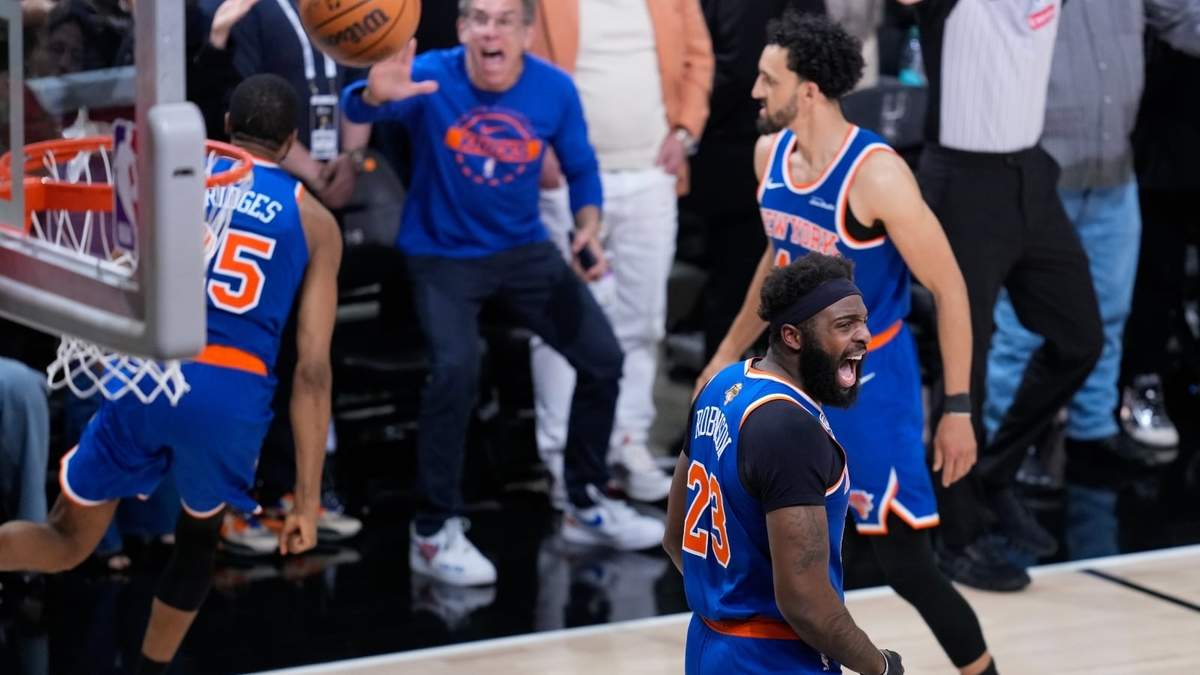 Los Knicks de Nueva York festejan tras vencer a los Spurs en San Antonio en el segundo duelo de las Finales de la NBA