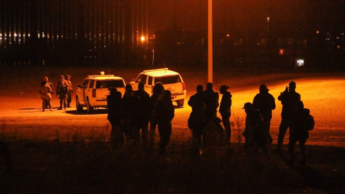 Cientos de migrantes en su mayoría de origen venezolano cruzaron la frontera entre EU y México, ahí fueron interceptados por la Border Patrol