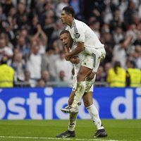 Mbappé marca dos veces y Madrid gana para estar a 4 puntos del Barça antes del "Clásico"