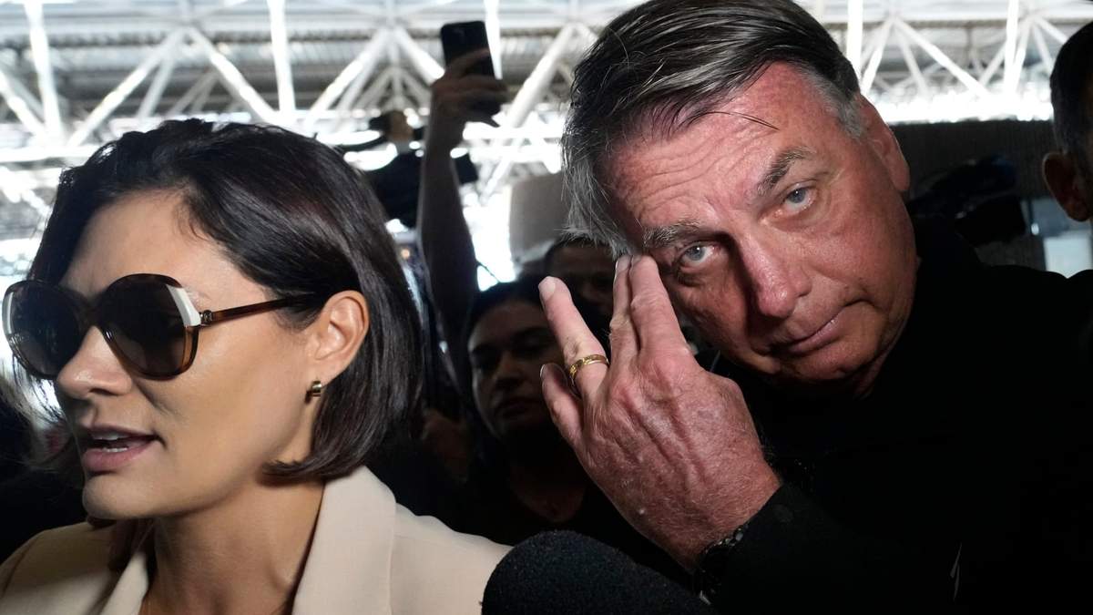 El expresidente de Brasil, Jair Bolsonaro, acompañó a su esposa, Michelle, hasta el aeropuerto, de donde partió hacia Estados Unidos