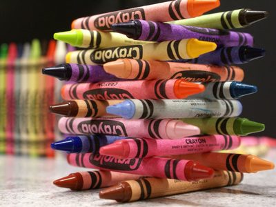 No tires los crayones rotos y usalos para hacer esta objeto que le dará un toque glam a tu hogar
