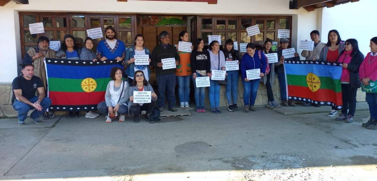 Manifestación en la Escuela Payla Menuko. Fuente: (Facebook)