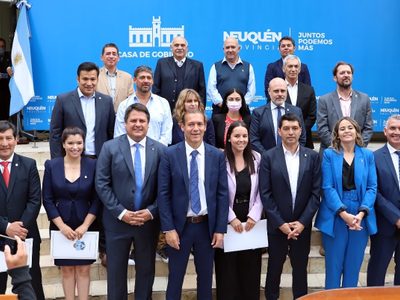 “Hoy damos vuelta la página”: juró el nuevo gabinete de Omar Gutiérrez
