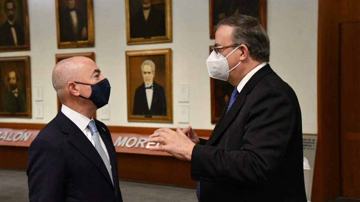 Alejandro Mayorkas, secretario del Departamento de Seguridad Nacional (DHS) de EU, y el canciller Marcelo Ebrard