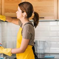 Más fácil, imposible: eliminá toda la grasa pegada de tus muebles de madera con solo 2 ingredientes