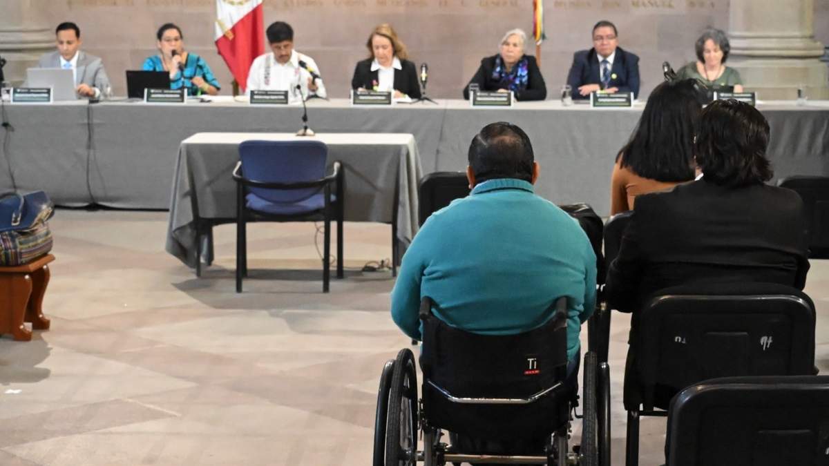 Lenia Batres habla durante la audiencia con personas con discapacidad y organizaciones de la sociedad civil