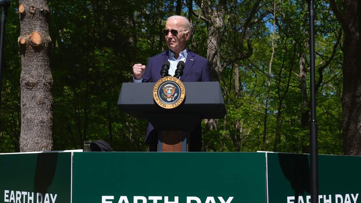 El presidente Joe Biden en el Parque Príncipe Guillermo durante el Día de la Tierra