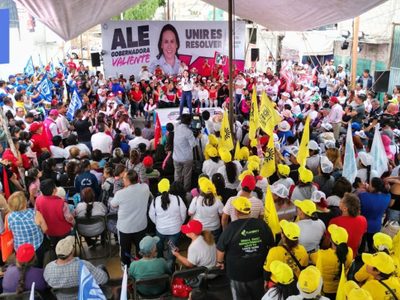 Gobierno morenista de Chimalhuacán usa decenas de policías para retirar propaganda de Del Moral
