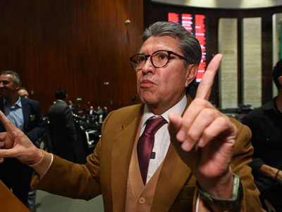 Monreal presenta iniciativa para sancionar abusos en tarjetas de crédito