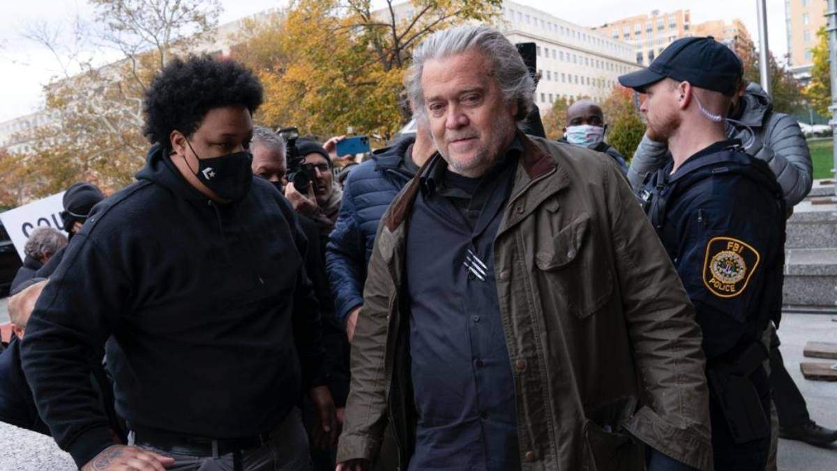 Steve Bannon, antes de entregarse a las autoridades federales de EU