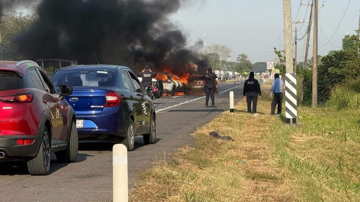 Quema de vehículos en la carretera Cárdenas-Villahermosa