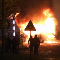 Disturbios en Belfast y Londonderry dejan 27 policías heridos