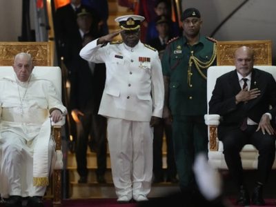 Papa llega a Papúa Nueva Guinea para la segunda parte de su viaje por el sudeste asiático y Oceanía