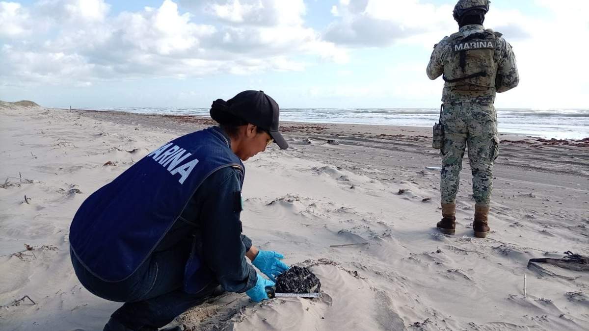 Elementos de la Marina limpian derrame de hidrocarburos en playa tamaulipecas