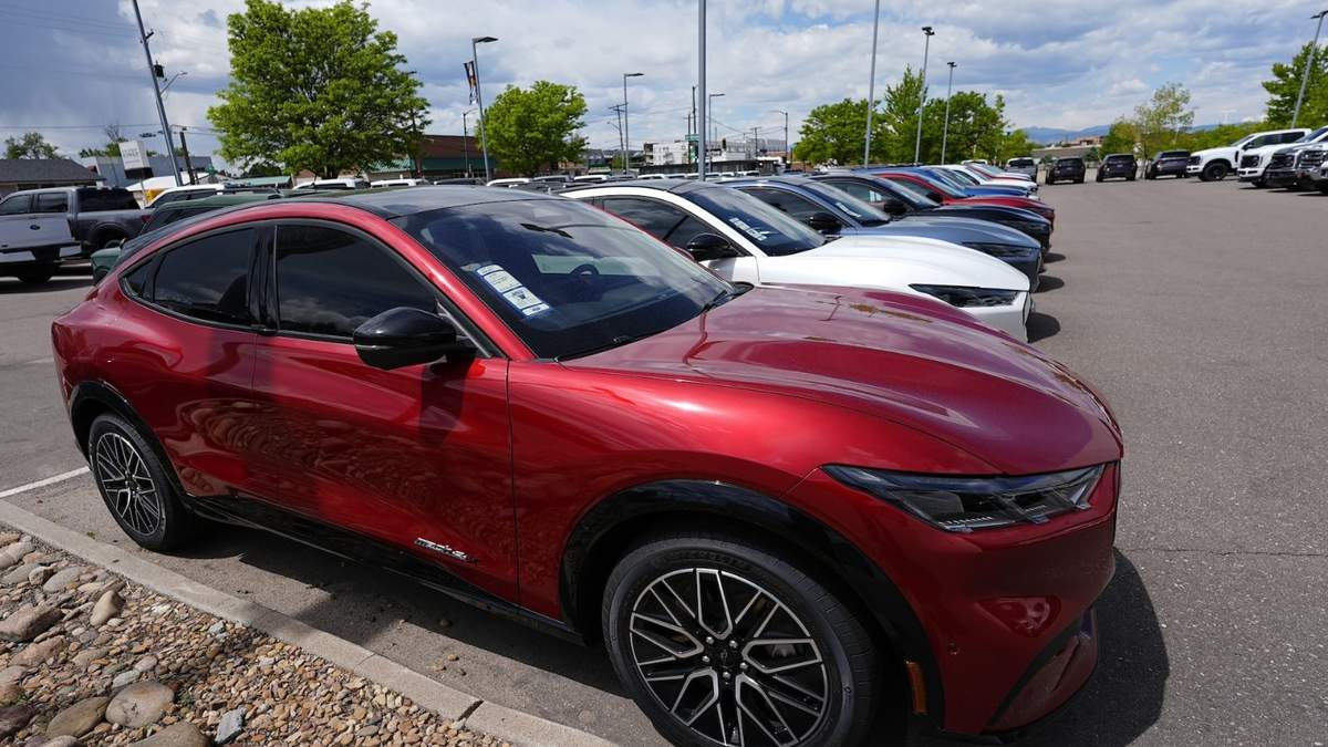 Fila de vehículos eléctricos Mustang Mach-E de 2024