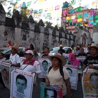 'Investiguen al Ejército”, insisten padres de los 43 en Morelos