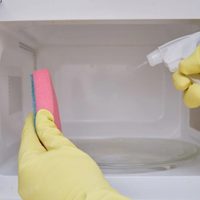 Con solo 2 ingredientes, limpiá el microondas y dejalo totalmente reluciente