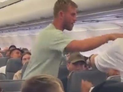 Arrestan a hombre que intentaba abrir la puerta de un avión cuando despegaba