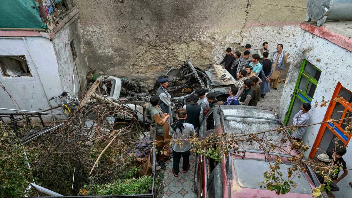El auto alcanzado por el bombardeo estadounidense. Fuente: (Twitter)